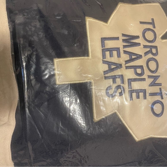 Maple Leaf hooded hockey jersey - Picture 3 of 3